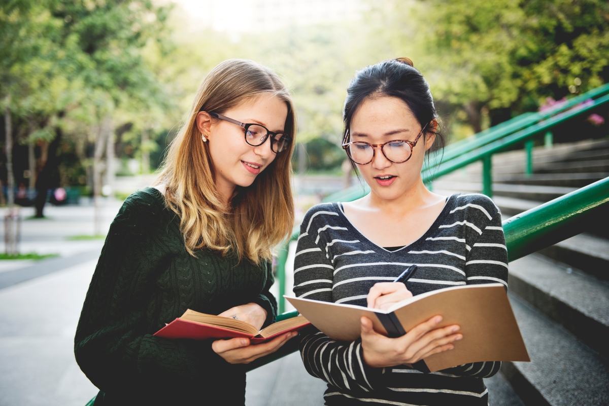 pour bien manager vos étudiants en alternance, prenez en compte leur double casquette étudiant / salarié !